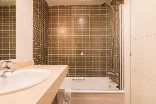 アルカイデサにある2167-Superb 2 bedrooms in luxury complex with poolのバスルーム(シンク、バスタブ付)