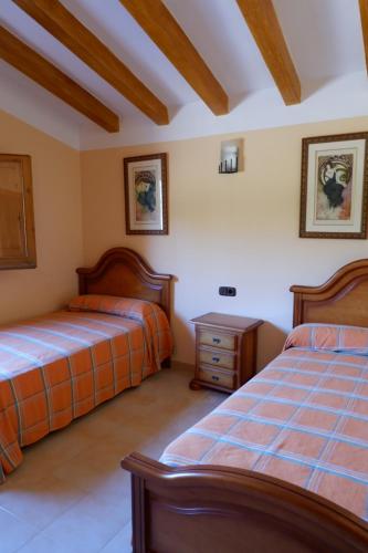 1 dormitorio con 2 camas y vestidor en Mas de la Vall del Frare, en Gandesa