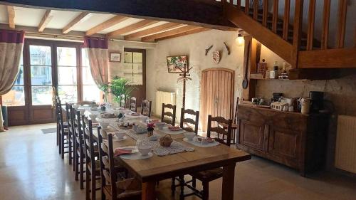 - une longue table dans une salle avec des chaises et une table sidx sidx dans l'établissement Le Clos du Merry, à Joux-la-Ville