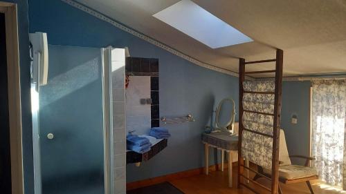 a room with two bunk beds and a bathroom at Le Clos du Merry in Joux-la-Ville