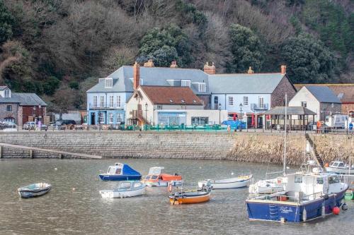 un grupo de barcos atracados en un cuerpo de agua en The Old Ship Aground, en Minehead