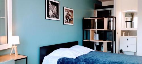 Dormitorio azul con cama y estante de libros en CLIM - 4 chambres 4 salles de bains - Spacieux Appartement - 113m, en Aviñón