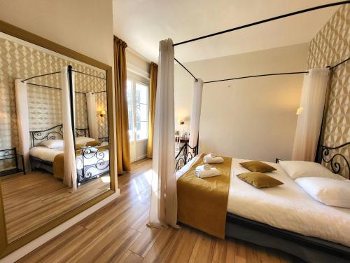 En eller flere senge i et værelse på Domaine des Cèdres - Hôtel, gîtes et insolites