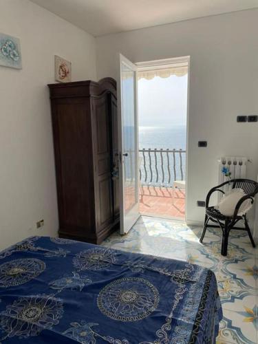 マッサ・ルブレンセにあるVilla sul mareのベッドルーム1室(ベッド1台付)、バルコニーへのドアが備わります。