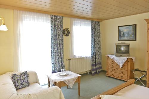 A bed or beds in a room at Pension Zierlinger