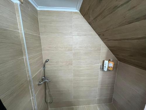 uma casa de banho com chuveiro e cabeça de chuveiro em Luxury house 15 minutes from ATH em Spata