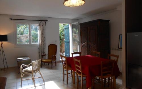 une salle à manger avec une table et des chaises rouges dans l'établissement Gite de tournon, à Montauroux