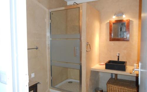 une salle de bain avec douche et lavabo dans l'établissement Gite de tournon, à Montauroux
