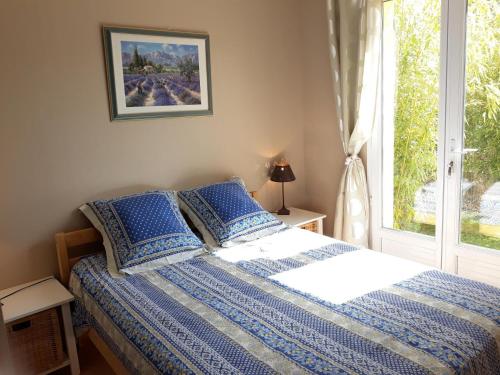 Ce lit se trouve dans un dortoir doté d'une fenêtre et d'un lit sidx sidx. dans l'établissement Mas longo mai avec piscine, à Vidauban