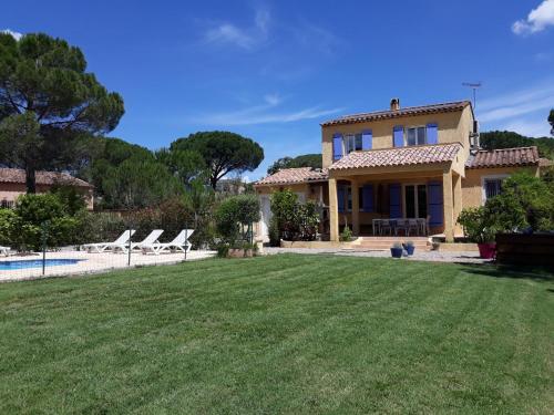 une maison avec une cour et une piscine dans l'établissement Mas longo mai avec piscine, à Vidauban