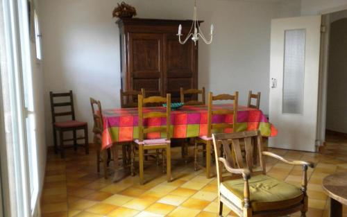 une salle à manger avec une table et des chaises colorées dans l'établissement 