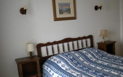 a bedroom with a bed with a blue and white blanket at "villa mona" a 700 m de la mer in Grimaud