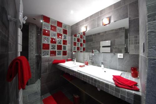 une salle de bain avec deux lavabos et un miroir dans l'établissement La chouette en provence, à Brue-Auriac