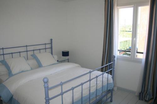 une chambre avec un grand lit avec une fenêtre dans l'établissement La chouette en provence, à Brue-Auriac