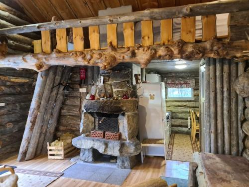 Cabaña de madera con cocina y nevera. en Villa Lavijoki, en Karesuvanto