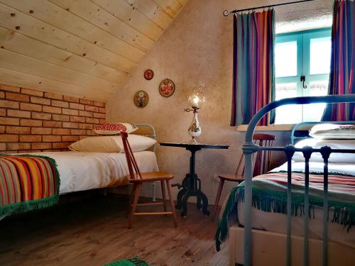 Łóżko lub łóżka w pokoju w obiekcie KAAJowka Ludowa Chata w Bieszczadach