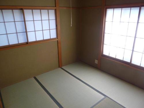 Photo de la galerie de l'établissement ■ウッドテラスでBBQ＆源泉掛け流し温泉付きの一棟貸切の貸別荘■伊豆(熱川)を遊びつくそう, à Okawa