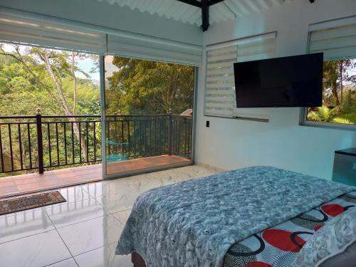 - une chambre avec un lit et une télévision à écran plat dans l'établissement hotel villa paz d f, à La Vega