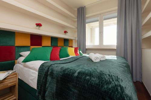 - une chambre avec un lit doté d'une tête de lit colorée dans l'établissement Mokotów Unique & Pet-Friendly Apartment by Renters, à Varsovie