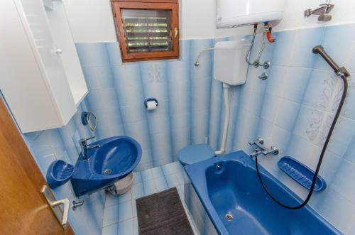 LastovoにあるHouse Andreaのバスルーム(青いトイレ2つ、バスタブ付)