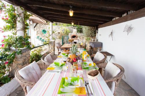 - une longue table avec des assiettes de nourriture sur la terrasse dans l'établissement Beautiful villa with panoramic view over Nice, à Nice