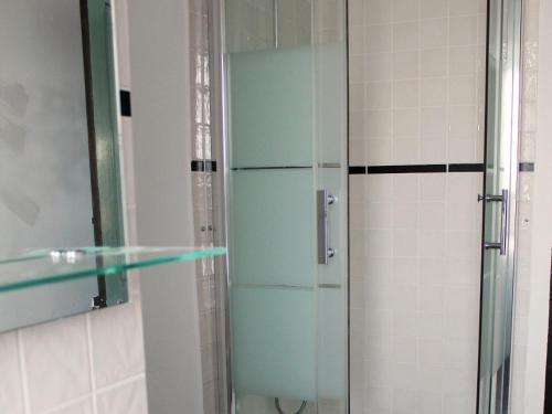 - une cabine de douche en verre avec une porte en verre dans la salle de bains dans l'établissement Bassegat nature, à Fox-Amphoux