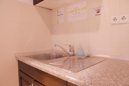 zlew kuchenny z butelką mydła w obiekcie Hostel Vagabond w Sarajewie