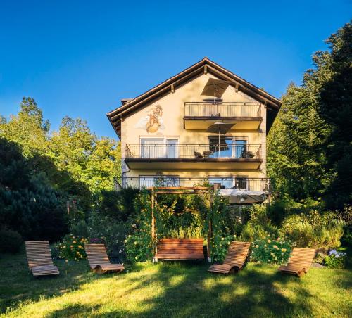 una casa con tres sillas en el patio en Aparthotel Voglergasse en Baden-Baden