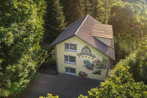 una casa con un dipinto sul lato di Aparthotel Voglergasse a Baden-Baden