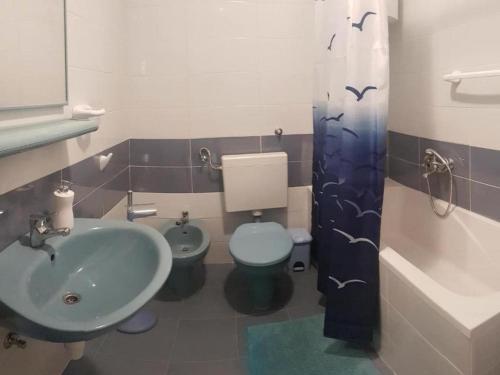 W łazience znajduje się umywalka, toaleta i prysznic. w obiekcie Apartments Katarina w mieście Vis