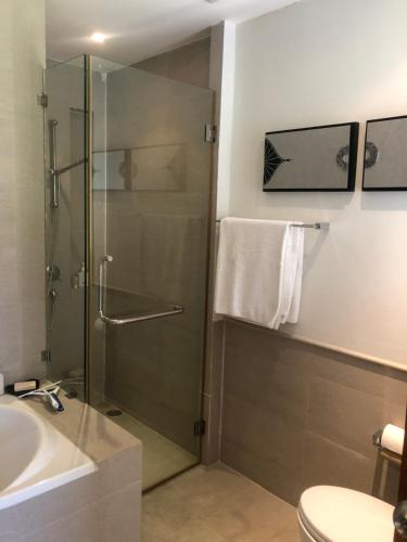 La salle de bains est pourvue d'une douche, de toilettes et d'un lavabo. dans l'établissement Phuket Laguna Beach - Big Family Pool Villa 2 Extra Large bedrooms, à Layan Beach