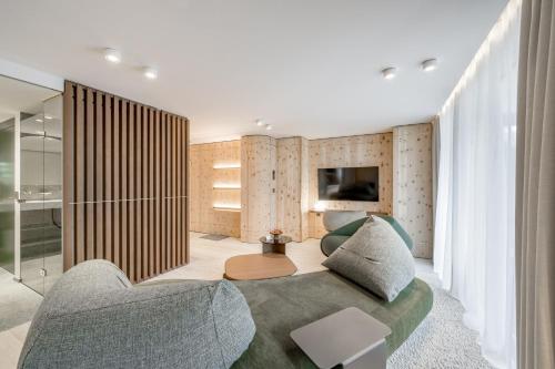 Una televisión o centro de entretenimiento en Relais & Châteaux Chasa Montana