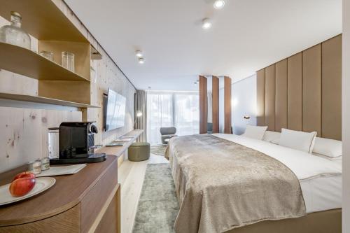 Una cama o camas en una habitación de Relais & Châteaux Chasa Montana