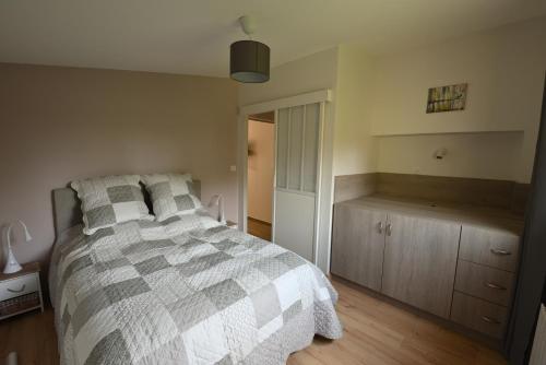 1 dormitorio con 1 cama y suelo de madera en Gîte du Gué Maraud, en Magny-Lormes