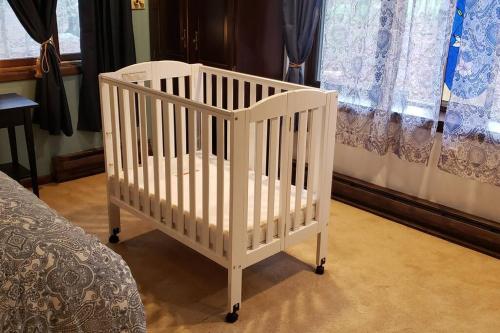 Ein Bett oder Betten in einem Zimmer der Unterkunft Spacious Gateway, 15 min to Camelback Ski, Hot tub, Game room
