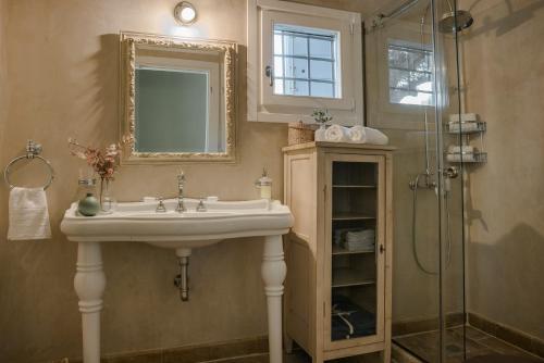 a bathroom with a sink and a shower at Villa Comi in Mavráta