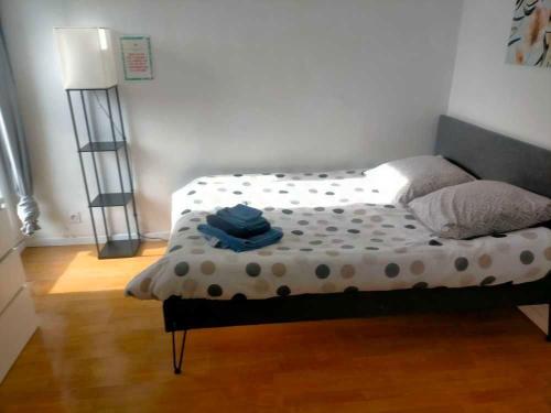 - un lit avec des draps en polka dans l'établissement Le Tendance : Studio avec Jardin, Évry-Courcouronnes