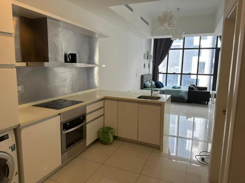Il comprend une cuisine équipée d'un évier et d'une cuisinière. four supérieur dans l'établissement EmEx Luxurious stay T2U29, à Kuala Lumpur