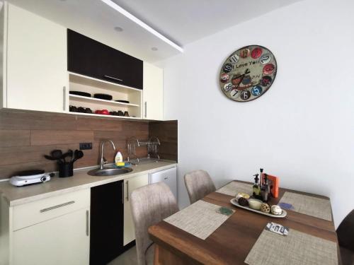 A cozinha ou cozinha compacta de Golden view apartment - Milmari p82 FREE SPA APRIL, MAY AND JUNE!!!!