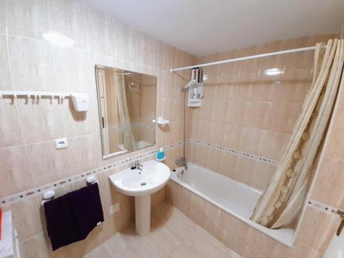 a bathroom with a sink and a toilet and a tub and a sink at Casa en Urbanización Los Ibicencos in La Manga del Mar Menor