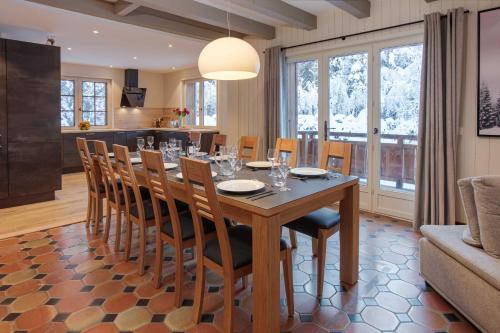 une salle à manger avec une table et des chaises dans l'établissement Chalet le Tricouni, à Chamonix-Mont-Blanc