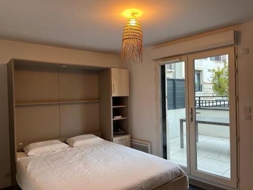 Llit o llits en una habitació de Appartement Hyères - Centre ville Casino 2 chambres 4 personnes 2 terrasses - Anastasie