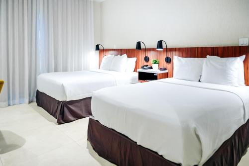 Een bed of bedden in een kamer bij Ponce Plaza Hotel & Casino