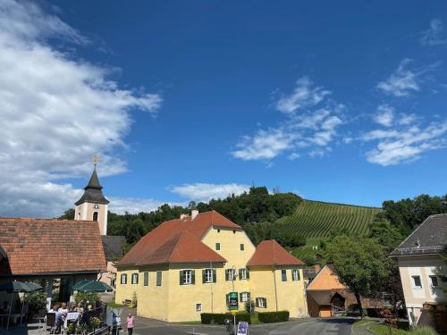 una ciudad con una iglesia y una calle con edificios en Apartment im Wein- und Freizeitidyll Klöch en Klöch