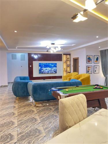 ein Wohnzimmer mit einem Billardtisch und Sofas in der Unterkunft 3 Bedroom Luxury Apartment in Lekki in Lagos