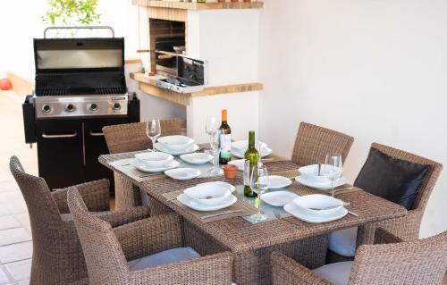 - une table à manger avec des chaises et une table avec des verres à vin dans l'établissement Villa del Alemán by Rental Olé, à Lo Mendigo