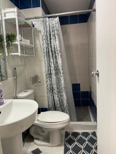 Et badeværelse på Poolview Family Room Greenbelt Makati