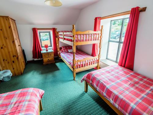 een slaapkamer met 2 stapelbedden en een spiegel bij Cedar Cottage - Rchp132 in Calton