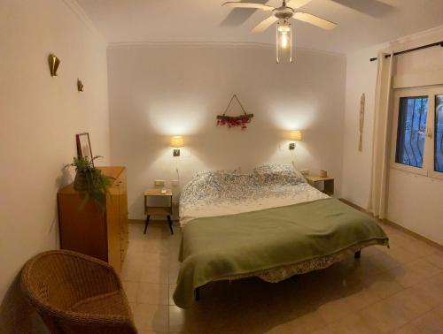 Un dormitorio con una cama y un ventilador de techo. en Charming Villa in Montemar with private pool and sea views, en Benissa