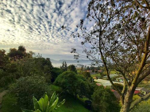 una vista de un cielo nublado con árboles y un parque en Casa entera - La Campiña Suiza TABIO TENJO, en Tenjo